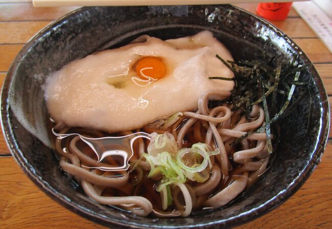 赤い屋根が目印で、店舗からは富士山を眺めることもできるお蕎麦屋さん