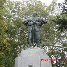 依田勉三さんの像のアップ