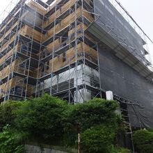 外観。外装改修中。