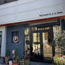 店舗の前に駐車場がある