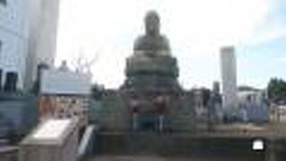 駅前にある小さな大仏様