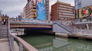 道頓堀川に架かる橋の１つ