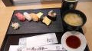 朝7時から営業しているエキナカの寿司屋