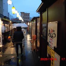 雨で人出は少なめ