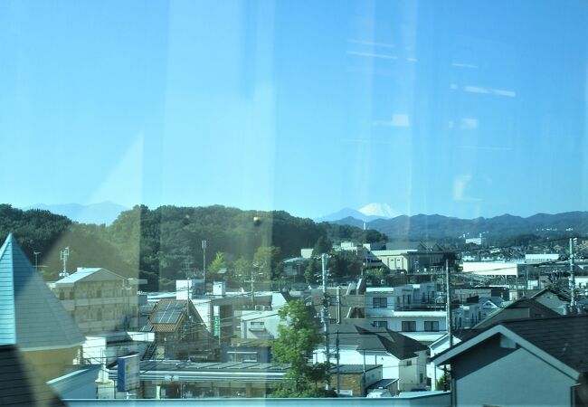 京王電鉄高尾線の駅で、北野駅寄りを走行中に富士山が見えます。