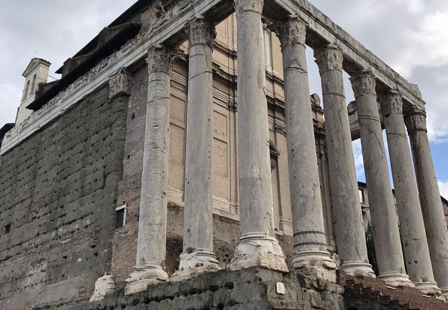アントニヌスピウスとファウスティーナ神殿