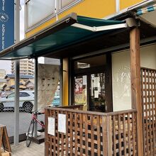 ビルの一階にある