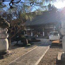 境内はとても静かで落ち着く