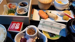 日本庭園を見ながら優雅な朝食