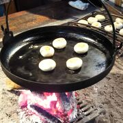 いろり焼きが風情をそそります。