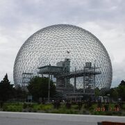 バイオスフィア　BIOSPHERE 森に浮かぶ350の鳥かごに包まれたホテル、BIGがデザインした自然