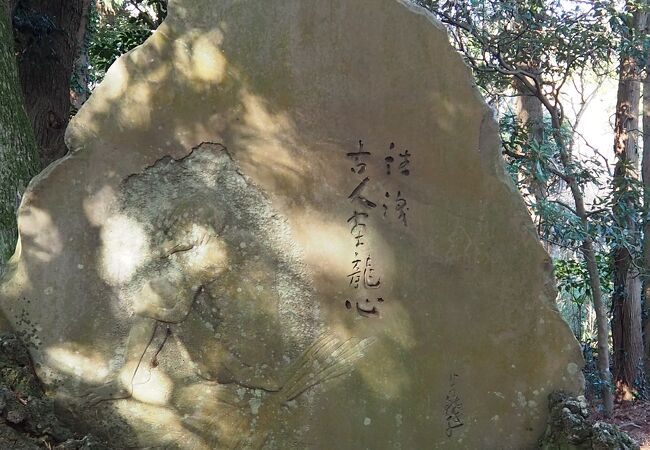 竹藪の中にひっそり立っています。