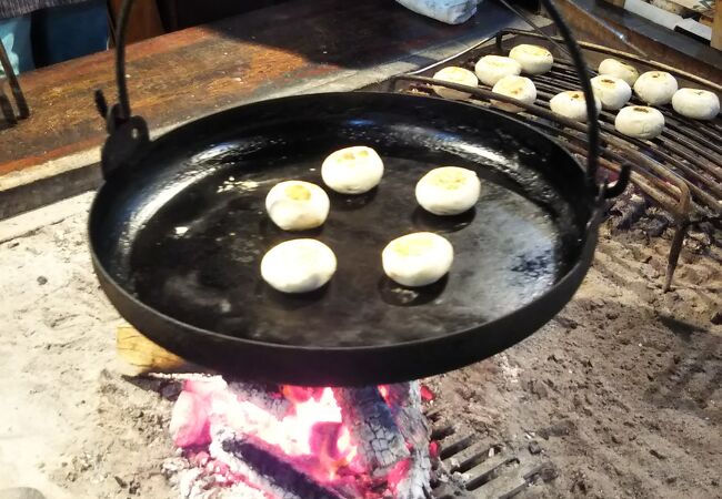 いろり焼きが風情をそそります。