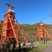 山の中に巨大建造物がっ！