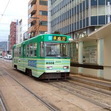 カラフルな電車が走っています