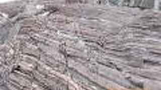 ゴツゴツした岩畳が特徴的