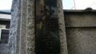 近代的な２階建ての本堂