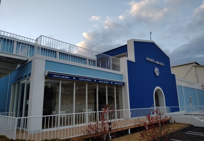 パンのお供でおなじみのアオハタジャムの本社工場の中にあるジャムデッキではジャムづくりの体験ができます
