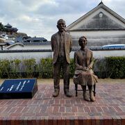 NHKの朝ドラでおなじみのマッサンの生まれ故郷にたつ夫婦の像