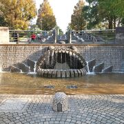 グエル公園のような大階段の下にあるステージ