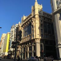 ホテルはグランビア通りのZARAの上