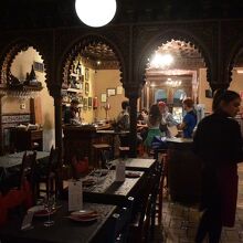 舞台に向かって右側テーブル席。同様に舞台を囲んでいる