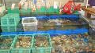 新鮮な魚介類が目につく