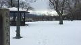 丸みを帯びた赤い橋