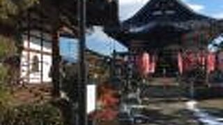 本堂の前は赤い幟