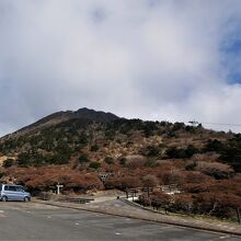 駐車場　右にロープウエィ