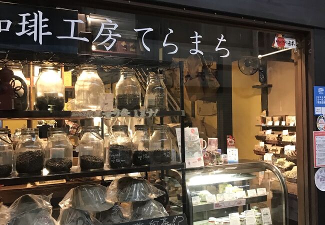 三条商店街にあります