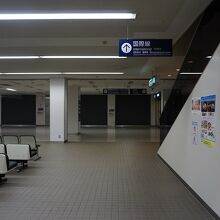 国際線はシャッターが下りている