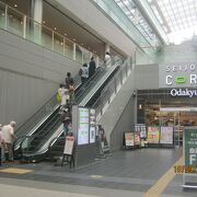 成城学園前駅の駅ビルです。