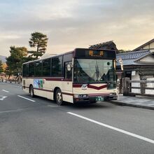 渡月橋を渡る京都バス