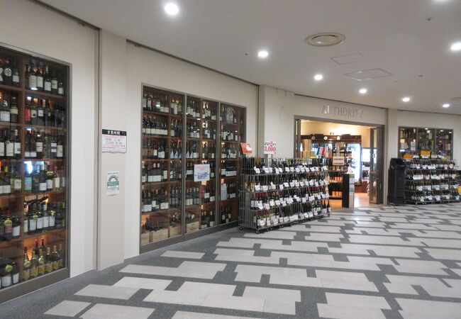 ワインや日本酒、焼酎が並ぶ酒屋です