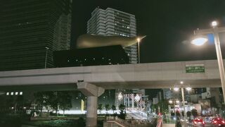 あの有名なアサヒビールの「ウ〇コビル」の脇を通ります