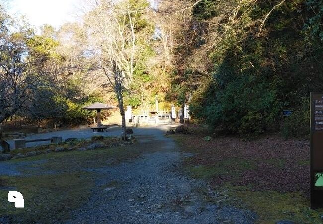 鎌倉時代の歴史を伝えるひっそりとした公園