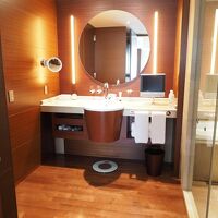 洗面スペースと右手がバスルーム