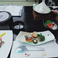 夕食（これ以外にも色々持ってきてくださいました）。