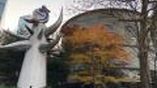 岡本太郎作の時計塔があります。