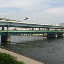 一般道の上に首都高速道路の橋