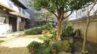 庭にはウサギやリスの置物が置かれています