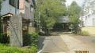 世田谷城の守護としてこの地に移築しています。