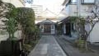 参道に白衣観世音菩薩が建っています