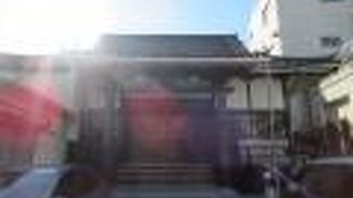 建物の中に墓石がまとめられて建っています