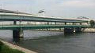 永代橋と清洲橋の間に架かっています