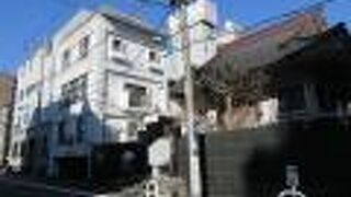 敷地一杯に建物が建っています