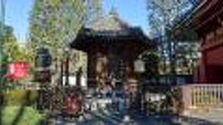 移動された六角堂。元々有った基礎部分の井戸はどうしたのかと疑問です。