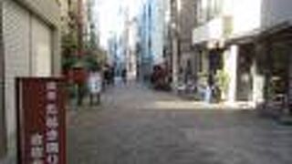 狸の像が点在しています