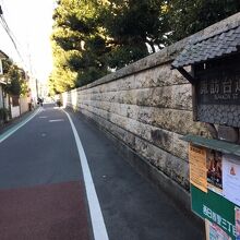 両側に神社仏閣が連なっている